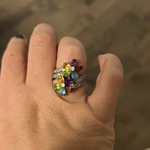 Flower ring with stones
